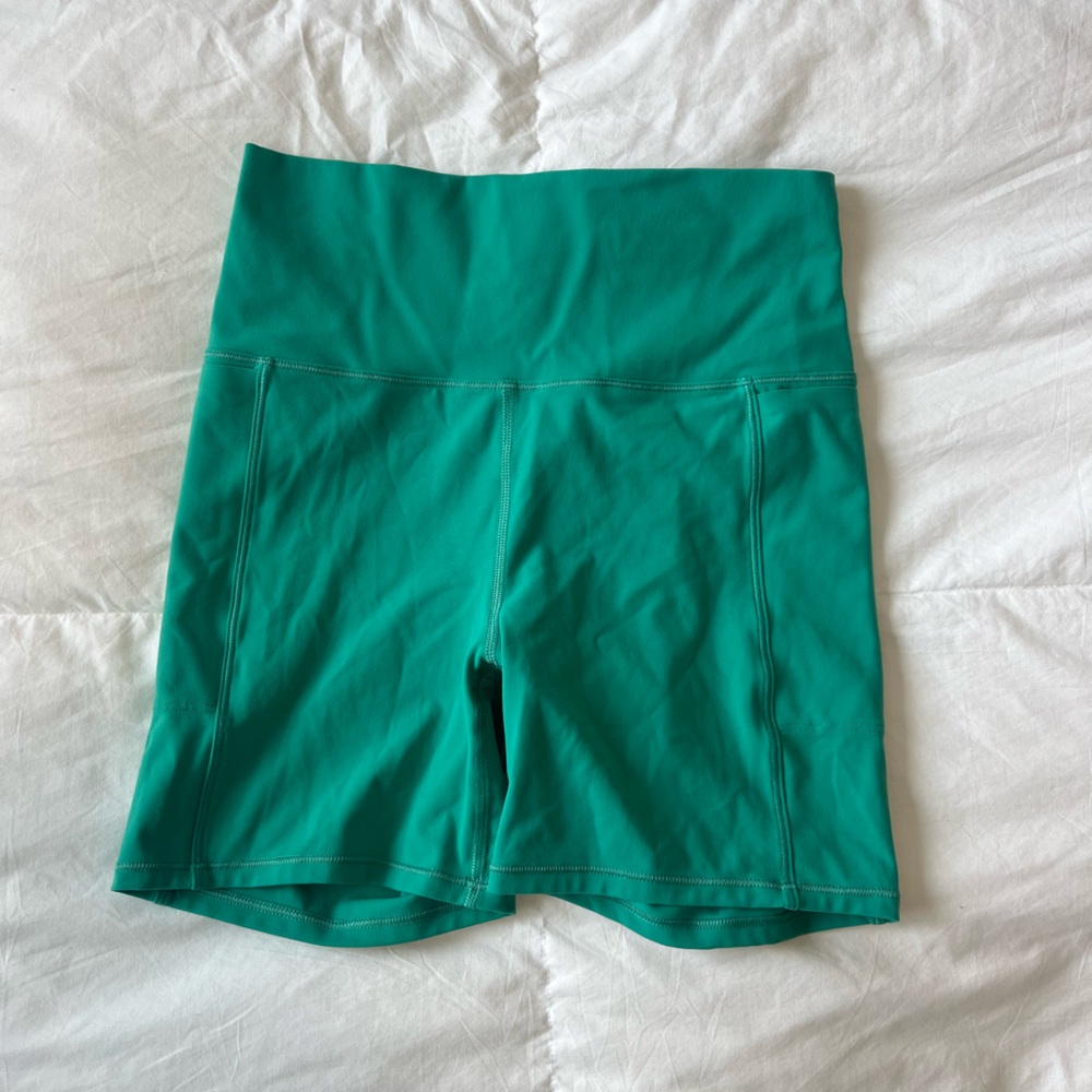 VUORI HIGH RISE BIKER SHORTS